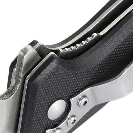 Detalj av M-Tac Outdoor & Militär fällkniv - Type 5, klinga i kromat rostfritt stål med halkfritt G10-komposithandtag.