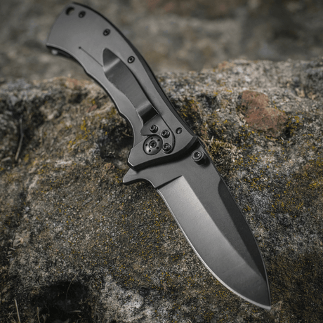 M-Tac Outdoor & Militär fällkniv - Type 7 på sten, aggressiv design och kromat rostfritt stål för taktisk användning.