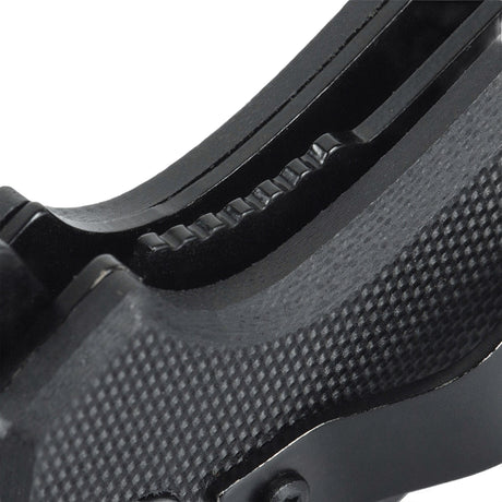 Detaljbild av M-Tac Outdoor & Militär fällkniv - Type 5 med halkfritt G10-kompositgrepp.