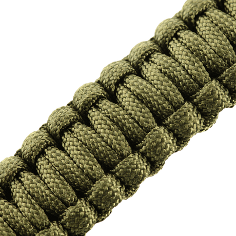 Närbild av M-Tac Paracord-armband med tändstål, kompass och visselpipa i grönt, idealiskt för överlevnad och friluftsliv.