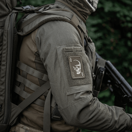 M-Tac Patch Face of War (Broderi) i Cordura 500D med kranium och spader ess-motiv, fästs med Velcro på taktisk jacka.