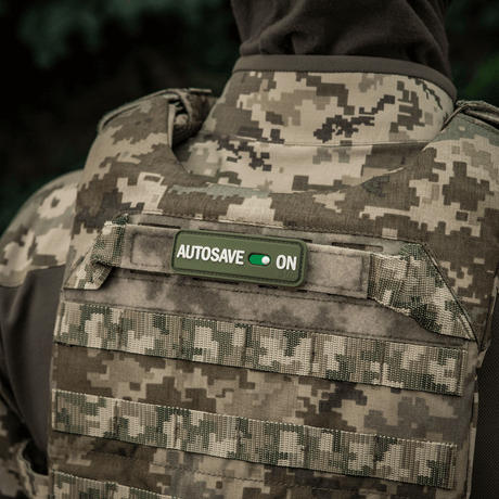 M-Tac Patch Autosave PVC på militärväst med camouflagemönster, 3D morale-patch med Velcro-baksida för enkel fästning.