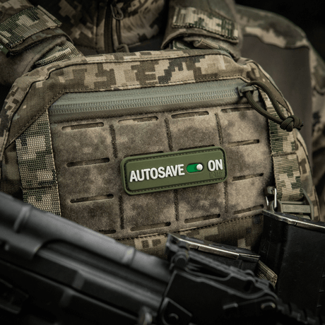 M-Tac Patch Autosave PVC i 3D på taktisk väst, visar detalj i camouflagemönster och enkel fästning, 8x2.5 cm, fullfärg.