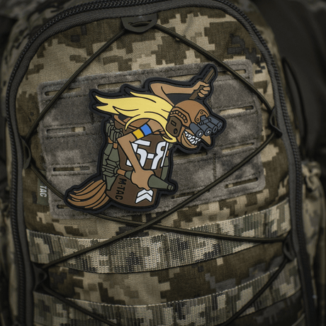 M‑Tac Patch Baba-Yaga Vertical på kamouflage-ryggsäck, visar UAV-operatör med nattkikare och granater, inspirerad av ukrainskt UAV-team.