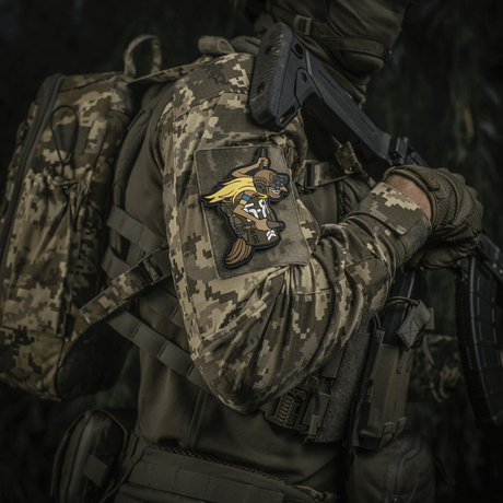 M‑Tac Patch Baba-Yaga Vertical på militäruniform, inspirerad av ukrainska UAV-operatörer med 3D-design och velcrofäste.