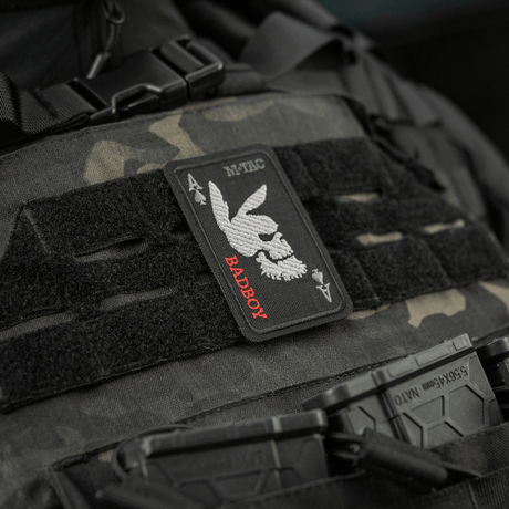 M-Tac Patch Bad Boy (Broderi) - Broderat kaninkranium på spader ess-kort, symboliserar mod. Fästs med Velcro, Cordura 500D.