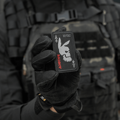 M-Tac Patch Bad Boy (Broderi) i Cordura 500D med kaninkranium, spader ess-motiv, fästs med Velcro, symboliserar mod och frihet.