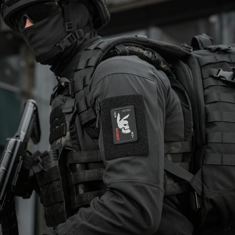 M-Tac Patch Bad Boy (Broderi) på uniform, broderad Cordura 500D med spader ess och kaninkranium-motiv, symboliserar mod och humor.