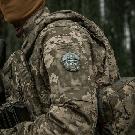 M-Tac Patch Emoji #4 på kamouflageuniform, 3D PVC-design med Velcro, taktisk morale patch för kläder, väska eller utrustning. Storlek: 6.5 x 6.5 cm