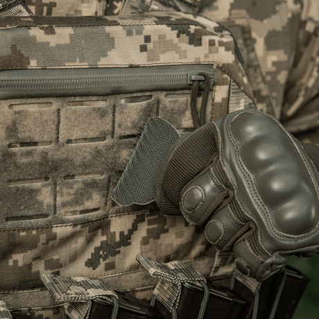 Taktisk väst med M-Tac Patch Emoji #4 i PVC och Velcro, perfekt för militärt eller utomhusbruk.
