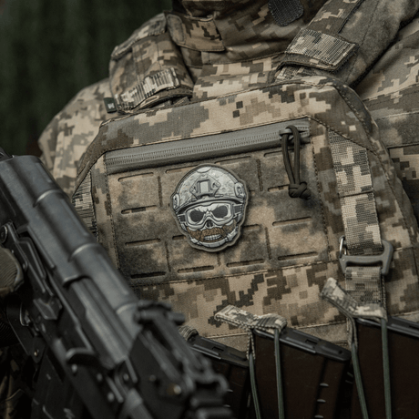 M-Tac Patch Emoji #4 med 3D PVC-effekt på taktisk väst, morale patch i camouflagestil med Velcro-fäste.