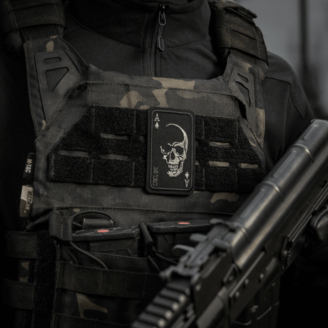 M-Tac Patch Face of War (Broderi) på taktisk väst. Broderat kranium på spader ess-kort, inspirerad av Vietnam.