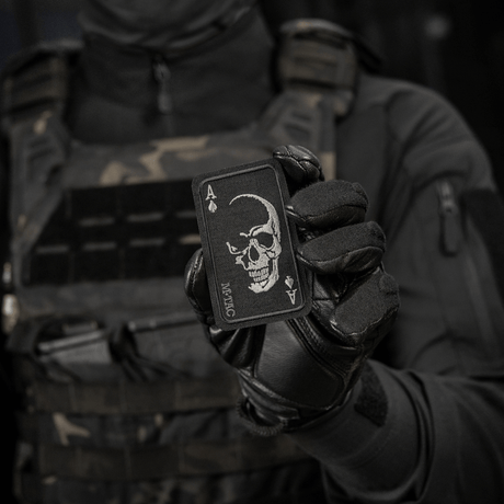 M-Tac Patch Face of War (Broderi) i Cordura 500D med kraniemotiv från Vietnamkriget, monterad med Velcro på en soldat.