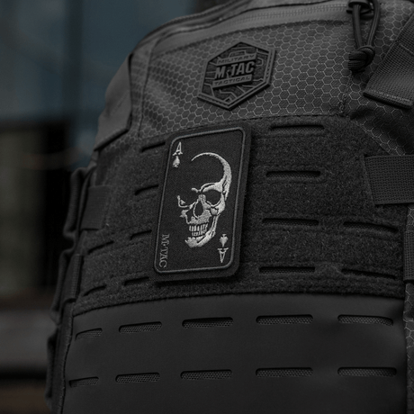 M-Tac Patch Face of War (Broderi) på ryggsäck, med broderat kranium på ett spader ess-kort. Cordura 500D, fästs med Velcro. Inspirerad av Vietnamkriget.