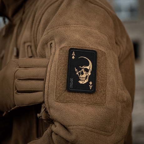 M-Tac Patch Face of War (Broderi) på en jacka med kraniesymbol på kort, inspirerad av Vietnam 'dödskort', Cordura 500D, Velcro-monterad.