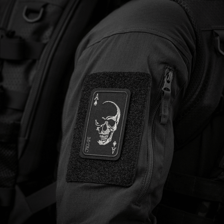 M-Tac Patch Face of War (Broderi) på jackärm med kraniesymbol inspirerad av "dödskortet" från Vietnamkriget, broderat på Cordura 500D.