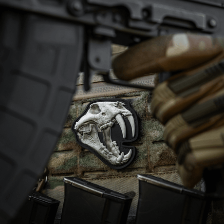 Detaljerad M‑Tac Patch Old Tiger PVC-patch med tigerkranium och 3D-effekt, fäst på militär utrustning med velcro.