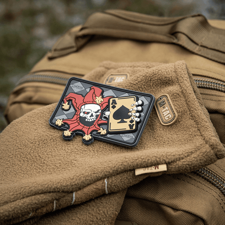 M-Tac Patch Joker Skull 3D PVC med ess från dödskort, taktisk patch för kläder eller ryggsäck, PVC, 78 x 55 mm, Velcro på baksidan.