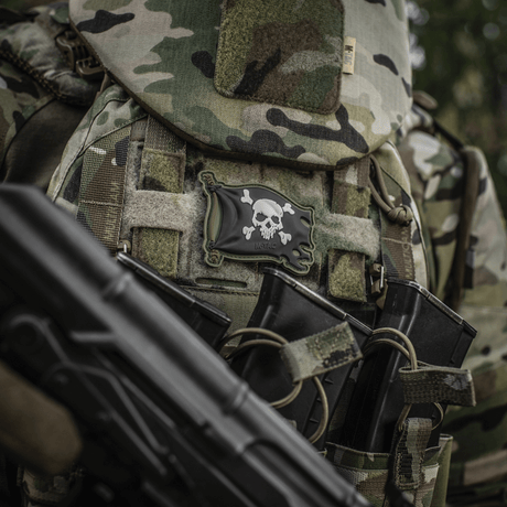 M-Tac Patch Jolly Roger PVC på taktisk utrustning med kamouflage, symboliserar äventyrslust och beslutsamhet.