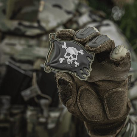 M-Tac Patch Jolly Roger PVC i 3D-design, hålls av en hand med handske, symboliserar äventyrslust, med Velcro på baksidan, 8x5 cm.