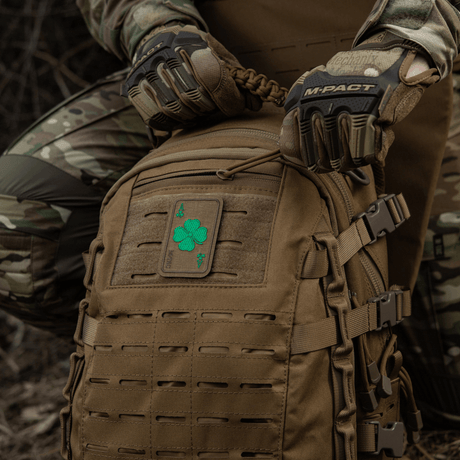 M-Tac Patch Lucky Card (Broderi) i Cordura 500D på ryggsäck med klöverbladsymbol, symboliserar tur och skydd, fästs med Velcro.