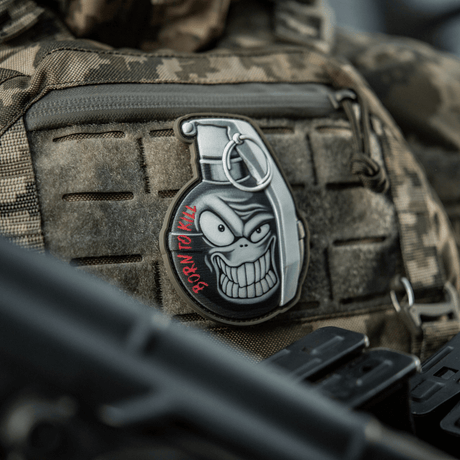 M-Tac Patch M67 granat 3D PVC på taktisk utrustning med "Born to Kill" text och emoji-design, Velcro-baksida för enkel montering.