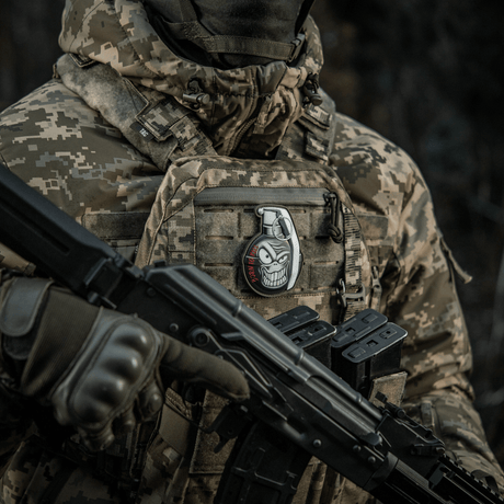 M-Tac Patch M67 granat 3D PVC på militäruniform med "Born to Kill" humoristisk design och Velcro-fäste.