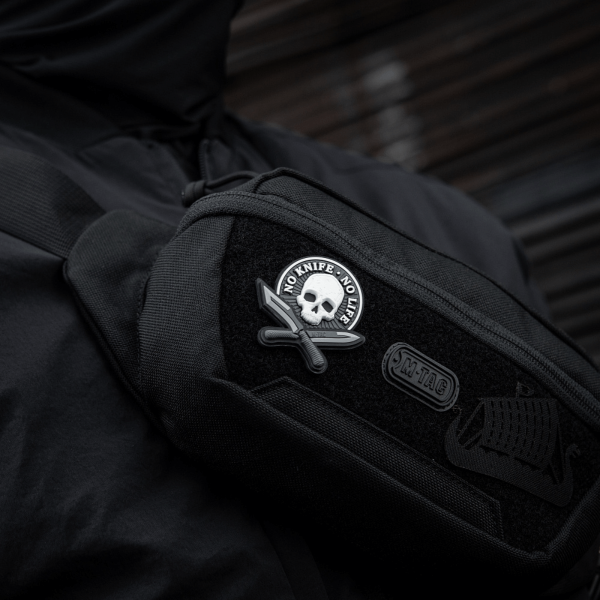 M-Tac Patch No Knife – No Life 3D PVC på sort taktisk taske med velcro, 50 x 50 mm, inspireret af Blade Brothers. Perfekt til udstyr.