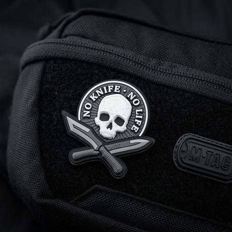 M-Tac Patch No Knife – No Life 3D PVC taktisk morale-patch med kniv- och skallemotiv på svart väska med Velcro-fäste