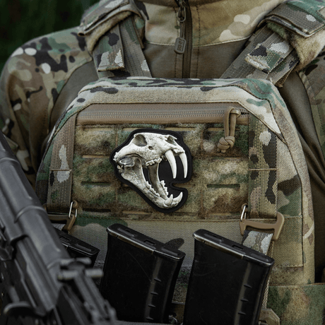 M‑Tac Patch Old Tiger på camouflageväst med tigerkranium-design, symbol för mod och erfarenhet, 3D PVC-patch med velcrofäste.