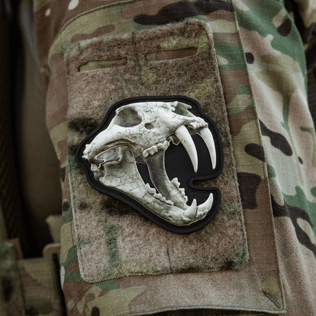 M‑Tac Patch Old Tiger på kamouflagejacka, PVC-material med 3D-effekt, visar tigerkranium. Erfarna ukrainska soldater, mod och skicklighet.