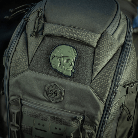 M-Tac Patch Operator 3D PVC på taktisk ryggsäck med Velcro, realistisk design, perfekt för kläder eller utrustning.