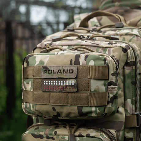 M‑Tac Patch Poland End-to-End 25x80 på en kamouflageväska, högkvalitativ Cordura 500D, velcrofäste, 25x80 mm, utomhus.
