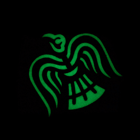 M-Tac Patch Ravneflag Laser Cut med vikingaflagga och svart korp i ljuseffekt, antyder krigslust och seger, passar för uniform och utrustning.