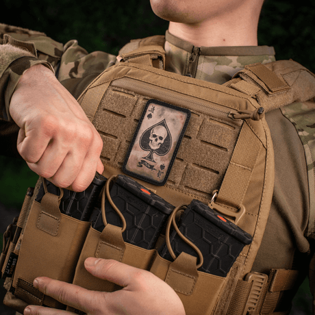 M-Tac Patch Ace of Spades på kamouflagejacka, symboliserar stridsanda med spar ess och dödskalle, vintagelook, Cordura 500D.