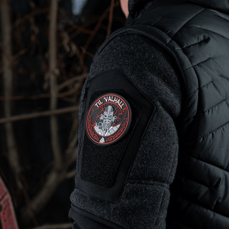 M-Tac Patch Til Valhall PVC på ærmet af en uniform, inspireret af norske soldater og ritualer, med 3D-design og velcro-bagside.