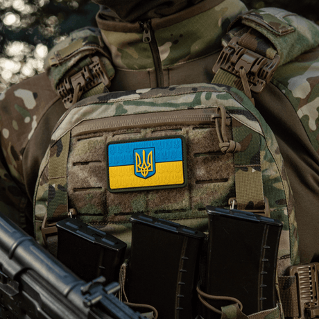 M-Tac Patch Ukraine Flag med vapensköld på army-plagg med Trident 3D-relief, perfekt för ryggsäck eller utrustning, slitstarkt och hållbart.