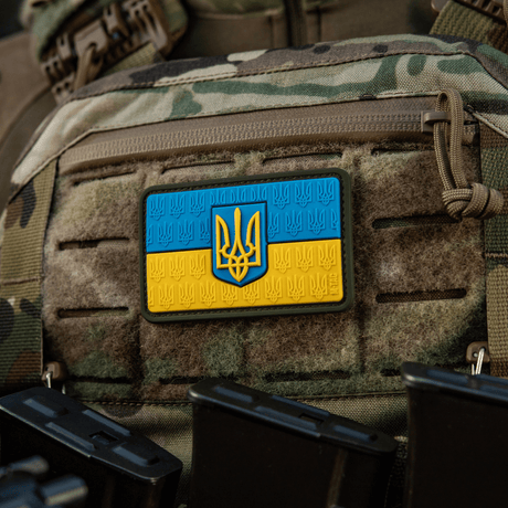 M-Tac Patch Ukraine Flag med vapensköld på kamouflageväst.
