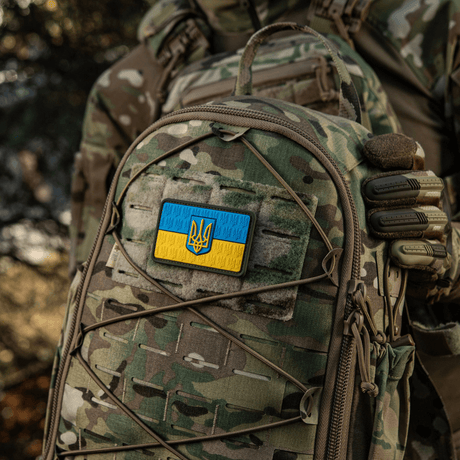 Kamouflage-ryggsäck med M-Tac Patch Ukraine Flag med vapensköld i PVC 3D-relief, perfekt för kläder eller utrustning, monterad på baksida med velcro.