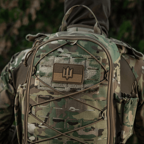 Kamouflage-ryggsäck med M-Tac patch Ukraine Flag med ZSU Trident PVC på baksidan