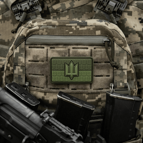 M-Tac patch Ukraine Flag med ZSU Trident PVC på militär utrustning, symboliserar ukrainsk stolthet och arv, i 3D PVC