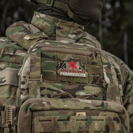 Kamouflageuniform med paramedicpatch som visar "Odin will wait Paramedicine"-emblem.