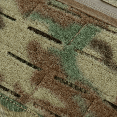 Detaljerad närbild av M-Tac Plate Carrier Cuirass FAST Elite Gen.II:s Cordura 500D-material i camomönster.