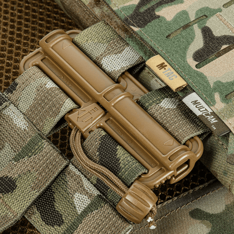 Närbild av M-Tac Plate Carrier Cuirass FAST Elite Gen.II med hållbara Duraflex snabblås och kamouflage Cordura 500D-material.