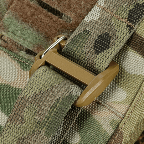 Låsanordning på M-Tac Plate Carrier Cuirass FAST Elite Gen.II med kamouflagedesign och hållbara material.