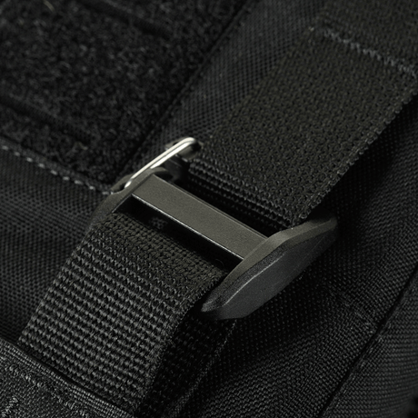 Detalj av M-Tac Plate Carrier Cuirass FAST QRS XL Gen.II spänne i svart Cordura 500D-material.