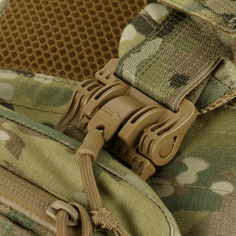 M-Tac Plate Carrier Cuirass FAST XL QRS med robust 2M ROC snabbspänne på camouflageväst för ESAPI XL-plattor.