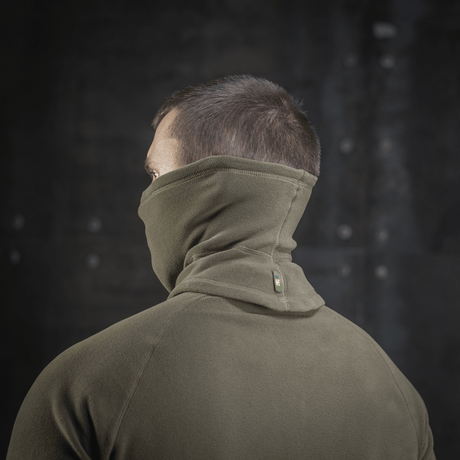M-Tac Polartec Anatomic Tube Scarf i brug, viser multifunktionelt tørklæde i Polartec Micro Series fleece og anatomisk design.
