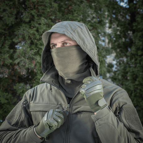 Mand iført M-Tac Polartec Anatomic Tube Scarf som ansigtsmaske, beskyttelse mod kulde og vind, lavet af Polartec® Micro Series fleece