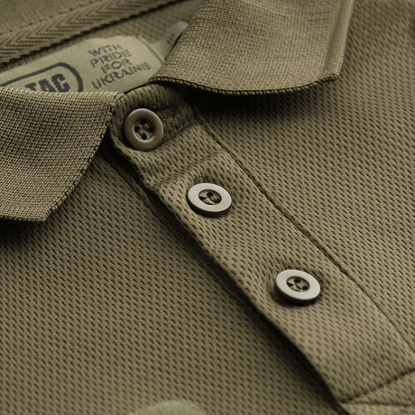 M-Tac Polo Elite Tactical Coolmax i grøn med knapper, designet til sikkerhedsarbejde med fugttransport og hurtigttørrende egenskaber.